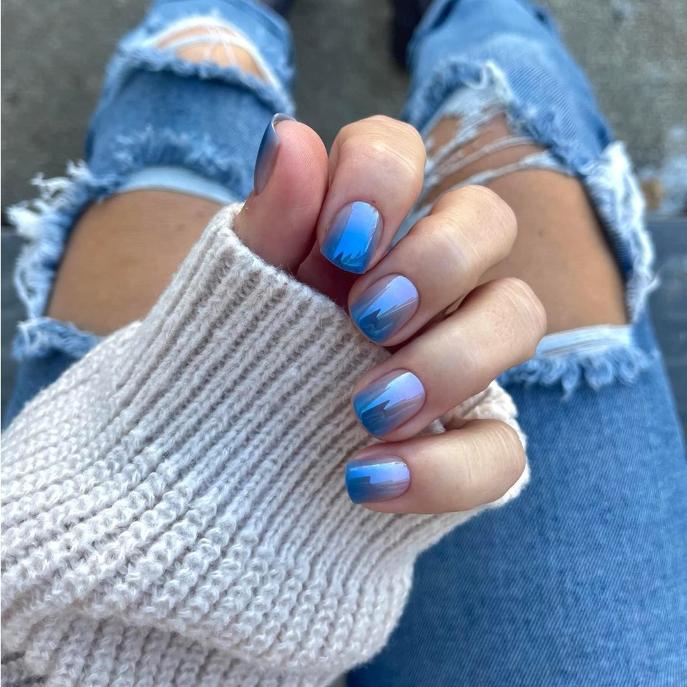 Red Aspen Nails - ALYCE ANN IS RESILIENT - Pop On Manicure - Short Square Shiny